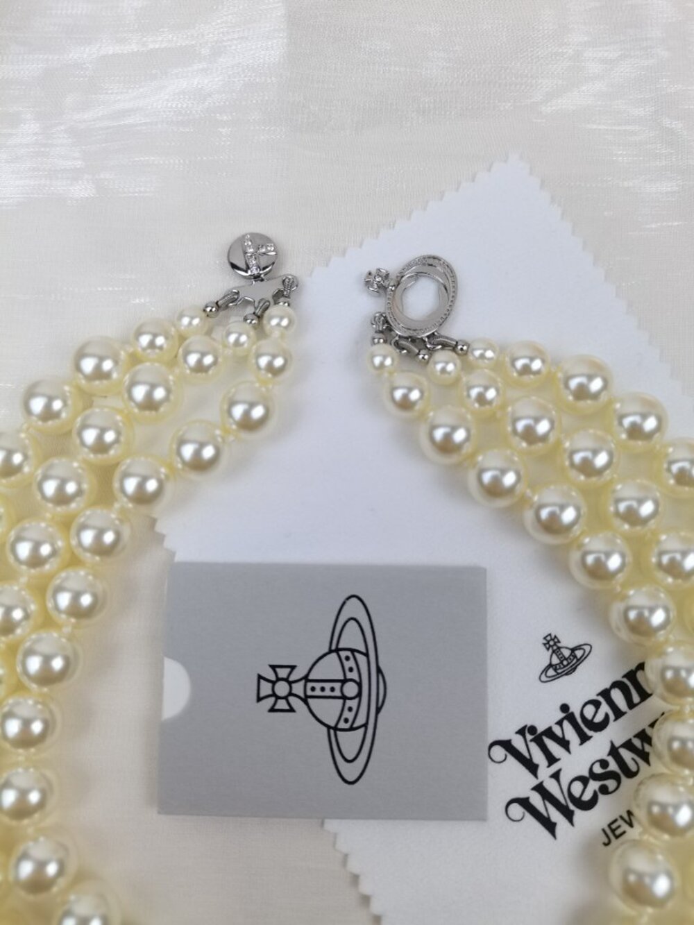 Vivienne Westwood Three Row Pearl Silver Bas Relief Choker - Picture 3 of 8